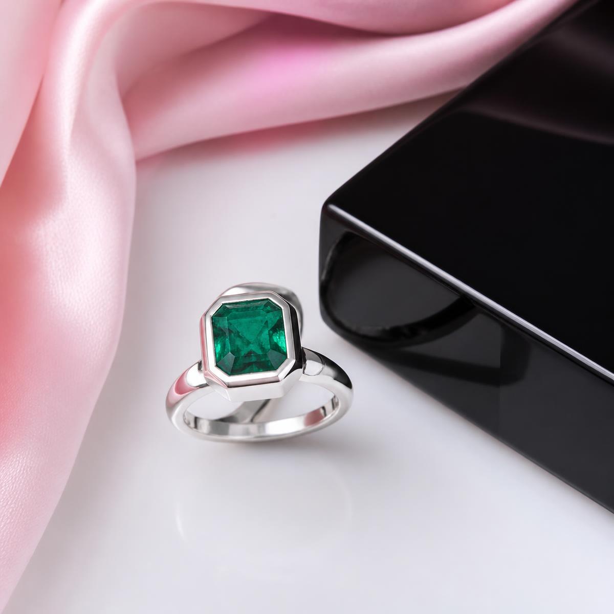 Emerald bezel ring in 18k gold